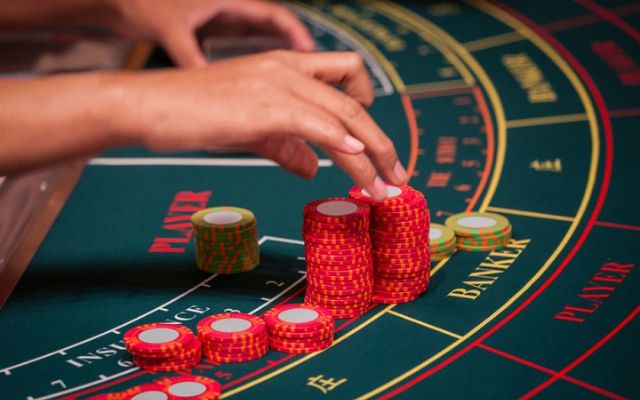 Cược tiền cấp tiến vào game bài baccarat